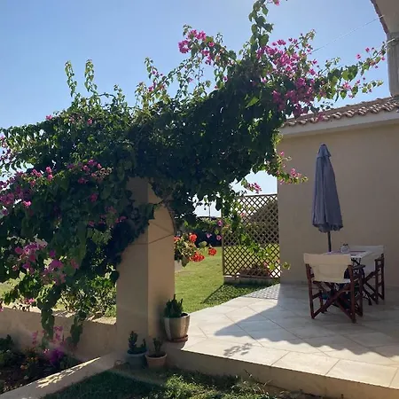 House With Garden In Peratata - 10' From City Center Exterior photo
