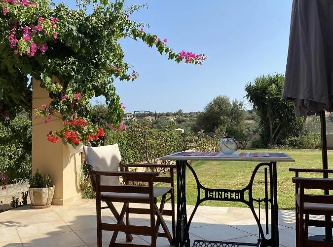 House With Garden In Peratata - 10\' From City Center