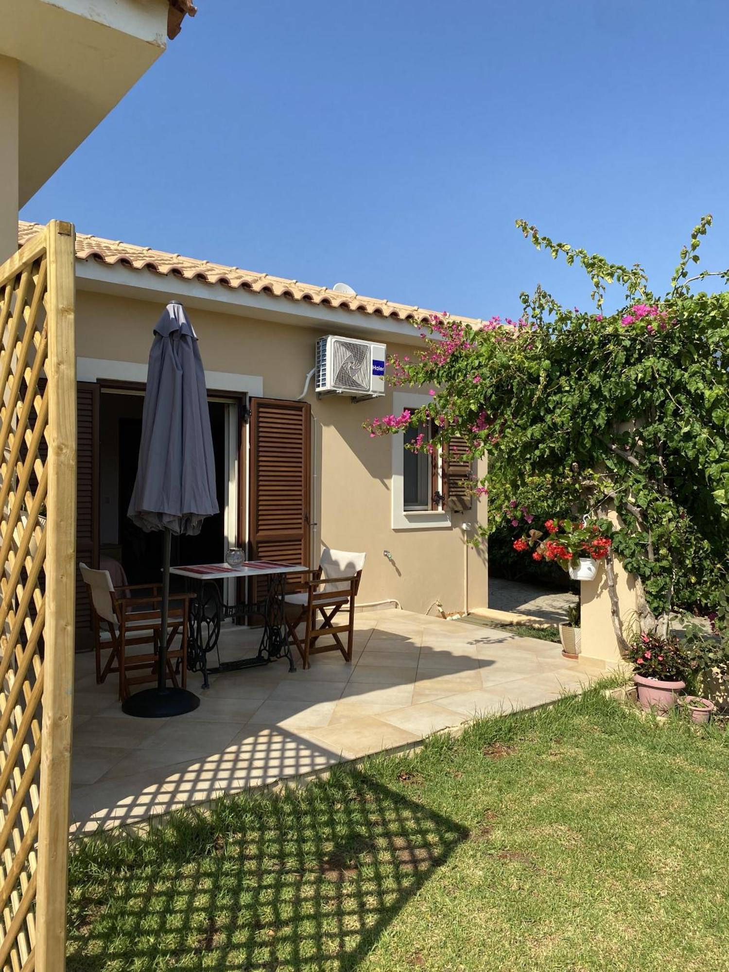 House With Garden In - 10' From Center *